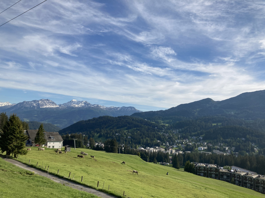 Blick über Lenzerheide. Der Aufnahmeort des Fotos ist ungefähr bei der Bergstation des Schlepplifts Dieschen.