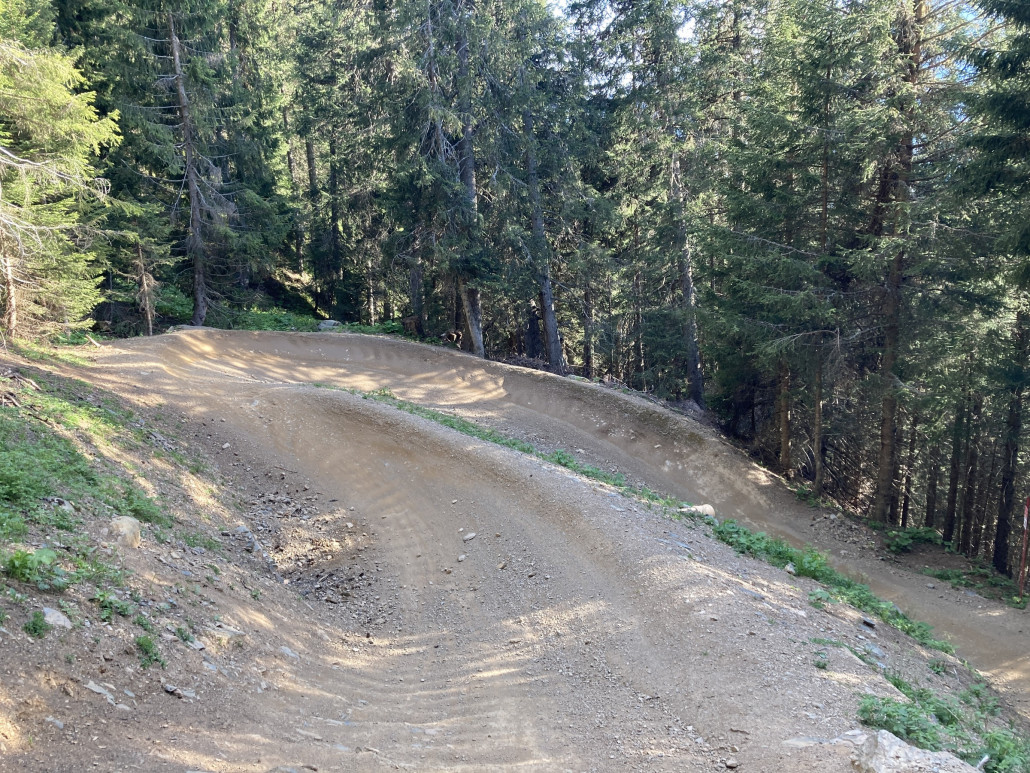 Nach der Auffahrt nahm ich die rote Strecke im Bikepark. Am Abend, wenn praktisch niemand mehr unterwegs ist, machen die Abfahrten riesig Spass. In diesem Bereich wurde die Strecke erst kürzlich neu geshaped.