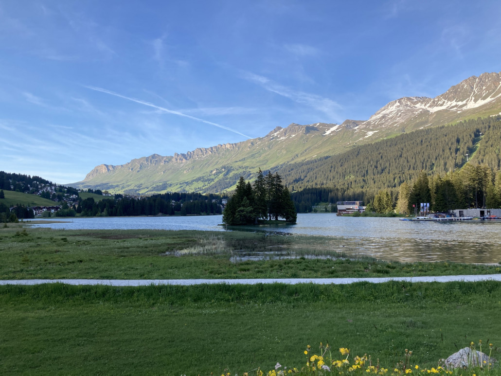 Heidsee vor Bergkulisse. Am Urdenfürggli wäre Skibetrieb noch knapp möglich :-D