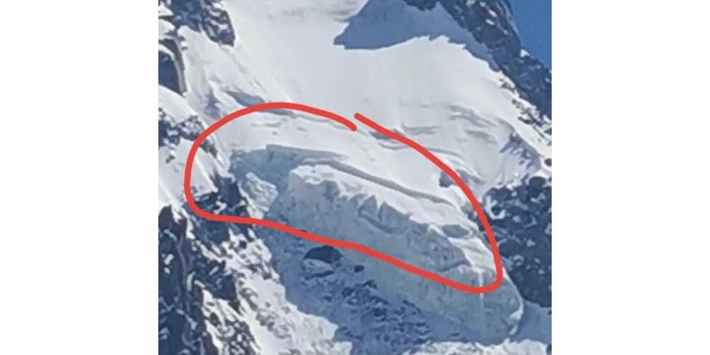 dans-la-face-nord-de-l-aiguille-du-midi-le-couloir-mallory-est-sous-la-menace-de-ce-serac-qui-s-est-destabilise-(notre-photo)-photos-eddy-veillet-1623770601.jpeg