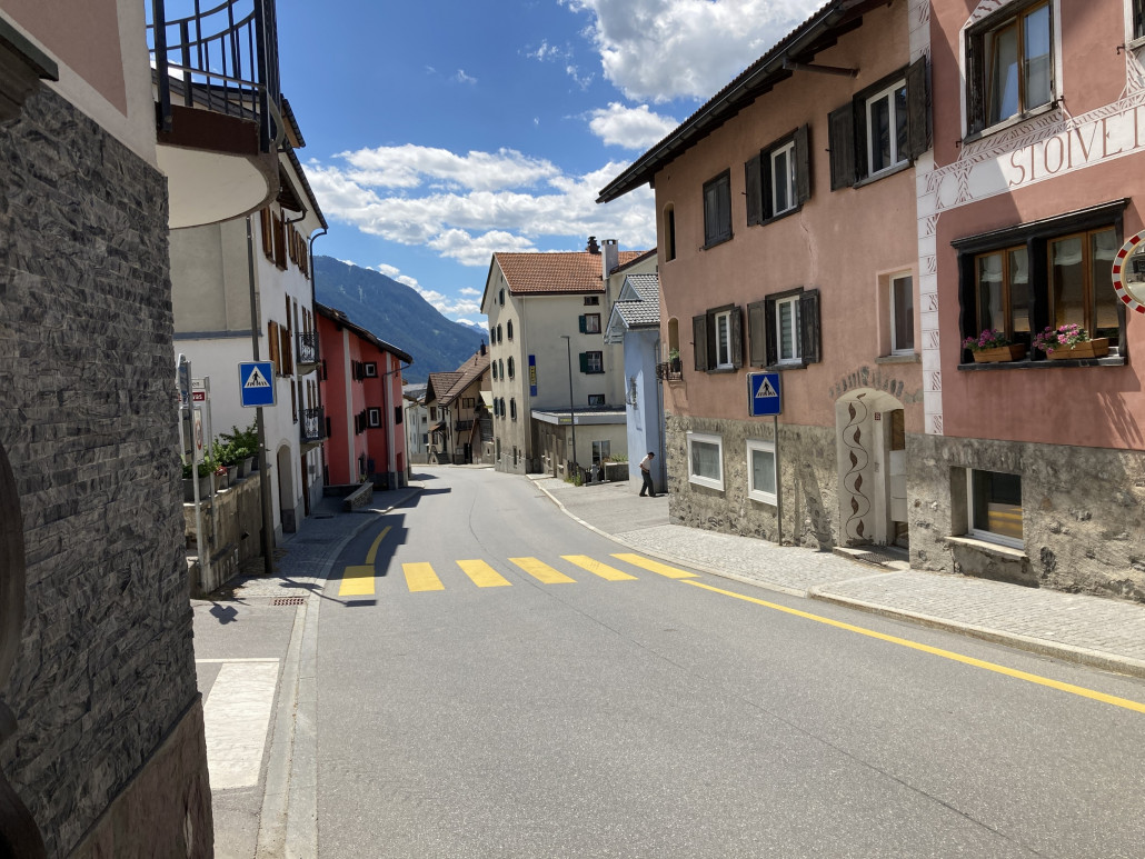 Lantsch. Entlang der Hauptstrasse eigentlich attraktiv und schön, aber stark befahren.