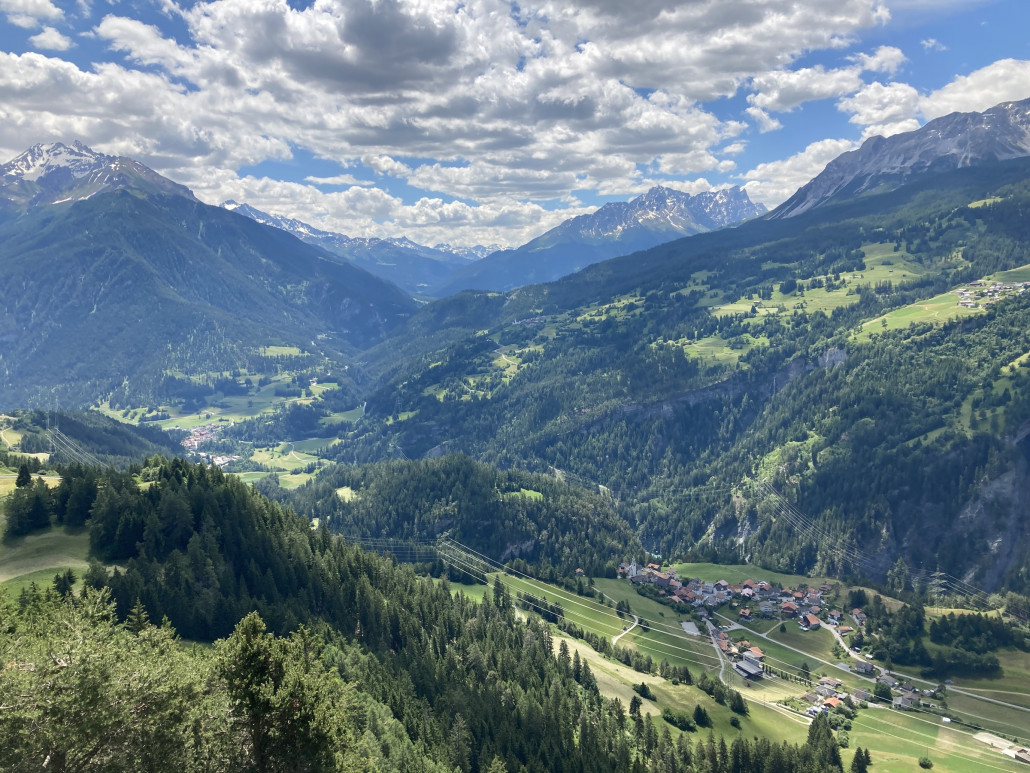 Blick vom Crap la Tretscha Richtung Tiefencastel und Julier. Im Tal direkt unterhalb das Dorf Alvaschein.