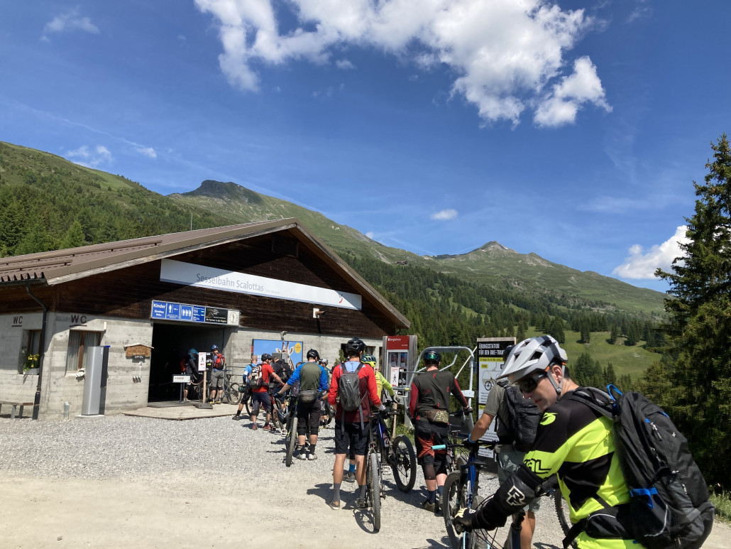 Ein Teil der Warteschlange. Dank der neuen Aufhängungen an allen Sesseln geht es zügig vorwärts. Noch letzten Sommer hätte man mindestens doppelt so lange warten müssen.