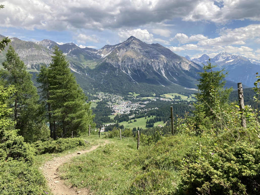 Trail mit Blick auf die Lenzerheide und das Lenzerhorn. An dieser Stelle ist die Thermik jeweils eindrücklich spürbar.