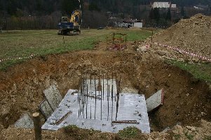 Momentan sind die Stützenfundamente fast fertig betoniert und erste Liftteile geliefert.