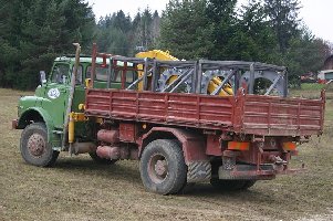 Schon aus der Ferne war ein LKW mit Liftteilen zu erkennen.