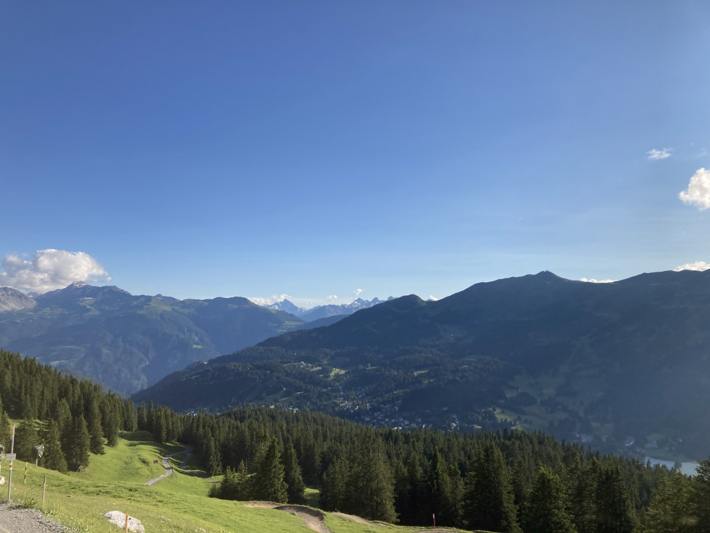Ausblick von der Bergstation Scharmoin. Die Westseite liegt bereits grossflächig im Schatten, wohingegen die Ostseite noch lange von der Sonne beschienen wird.