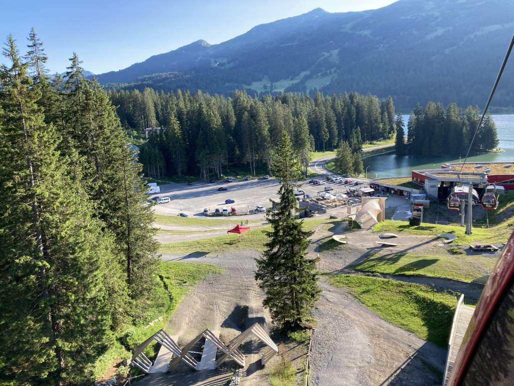 Talstationsbereich. Zu sehen sind einige der  Einrichtungen für die Bikenden.