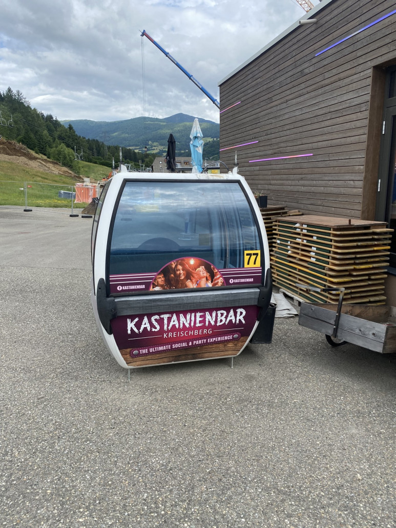Hier eine Kabine der alten 6er Gondel die von der Kastanienbar offensichtlich gekauft wurde um sie gleich neben dem Lokal und der Baustelle zu platzieren.