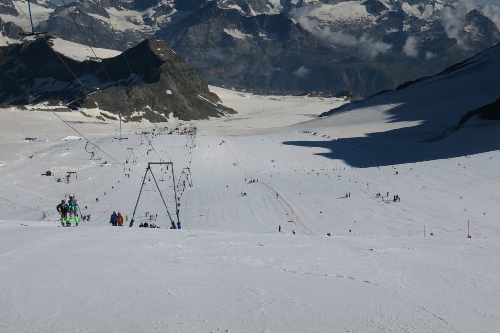 Bevor es weich wurde. Ein paar Absätze und Rillen gab es, aber aus Sicht eines regelmäßigenTitlis-Besuchers im Mai ist das hier ja praktisch perfekt.