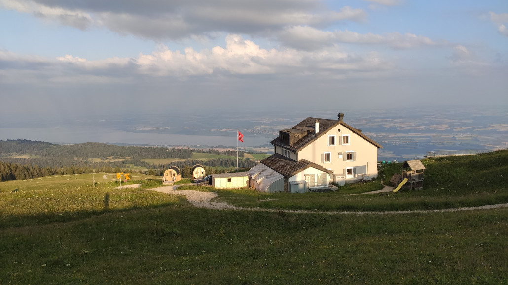 Hotel Chasseron, Tonnen links