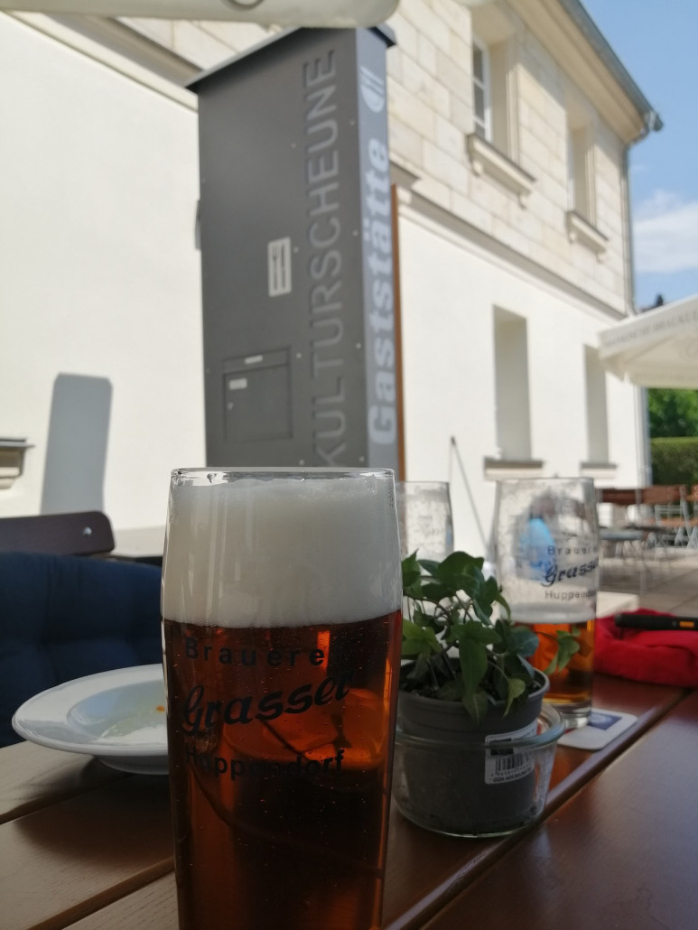 Mittagspause mit Huppi vom Fass in der Kulturscheune Obernsees