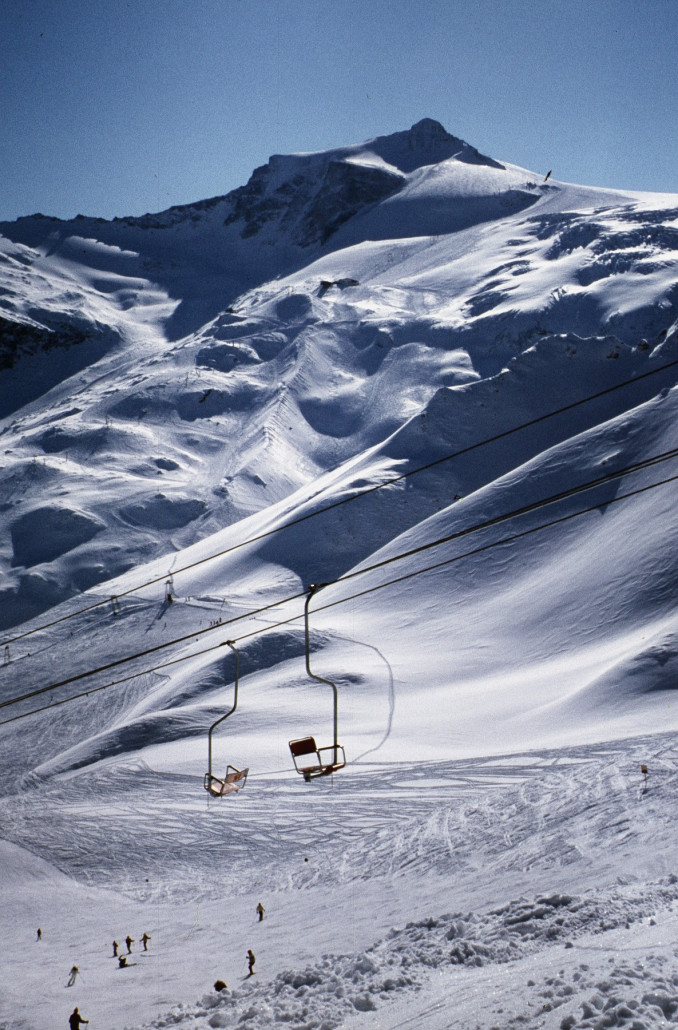 Neben der Bergstation (?) desselbigen mit Blick zum Tuxer Fernerhaus und zur Gefrorenen Wand