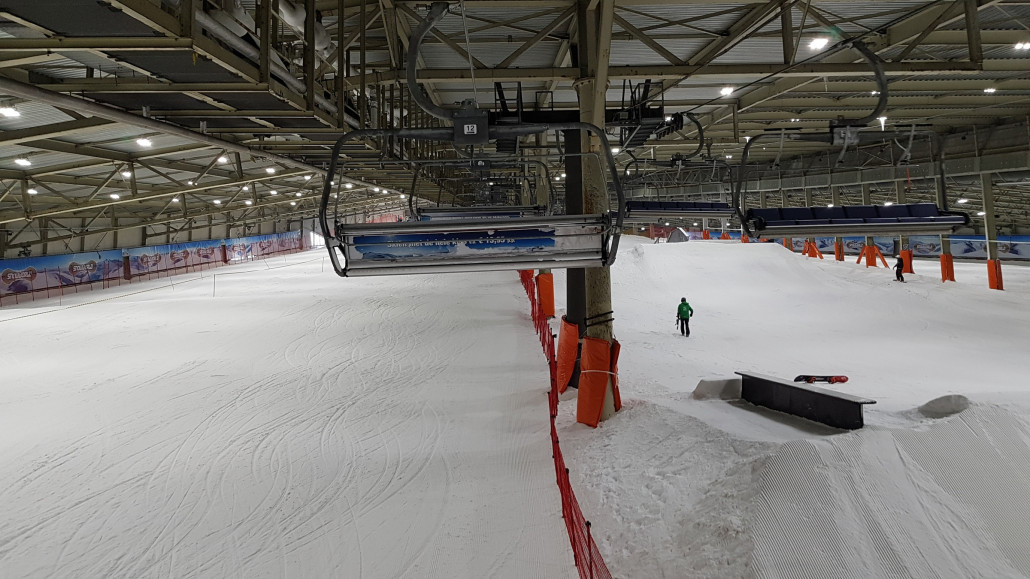 Snowworld Landgraaf (NL). Links für Trainings gesperrte Piste 1 (heute Skiclubs aus I, A, F, D)