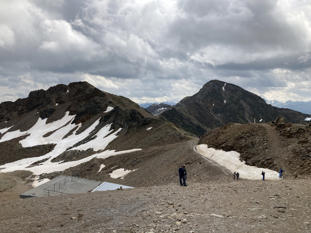 Schneefelder unterhalb der Bergstation der Rothornbahn. Letztes Jahr hatte es Ende Juli deutlich weniger Schnee.