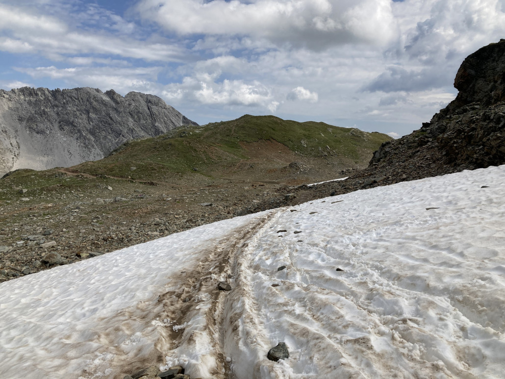 Ein zu querendes Schneefeld. Macht immer wieder Spass, mit dem Bike auf Schnee zu fahren.