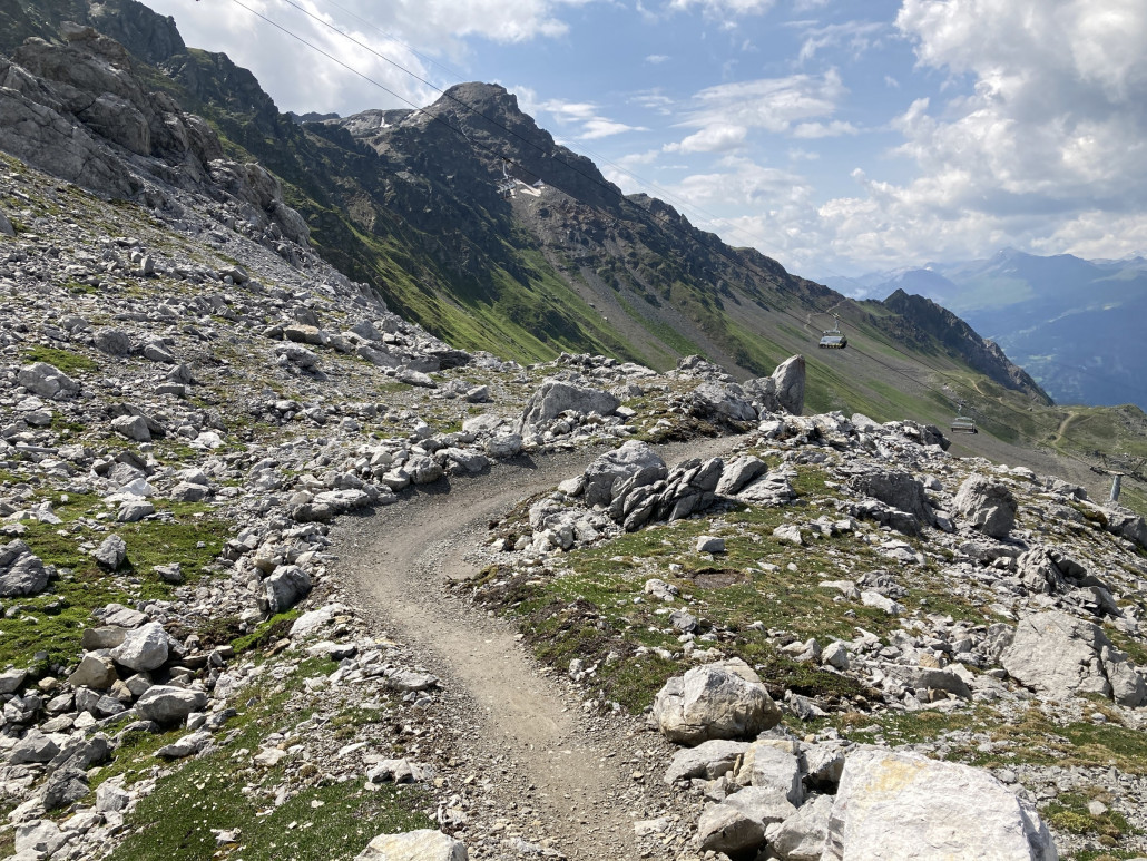 The Great White. Flowige und mit Anliegern versehene Passage.