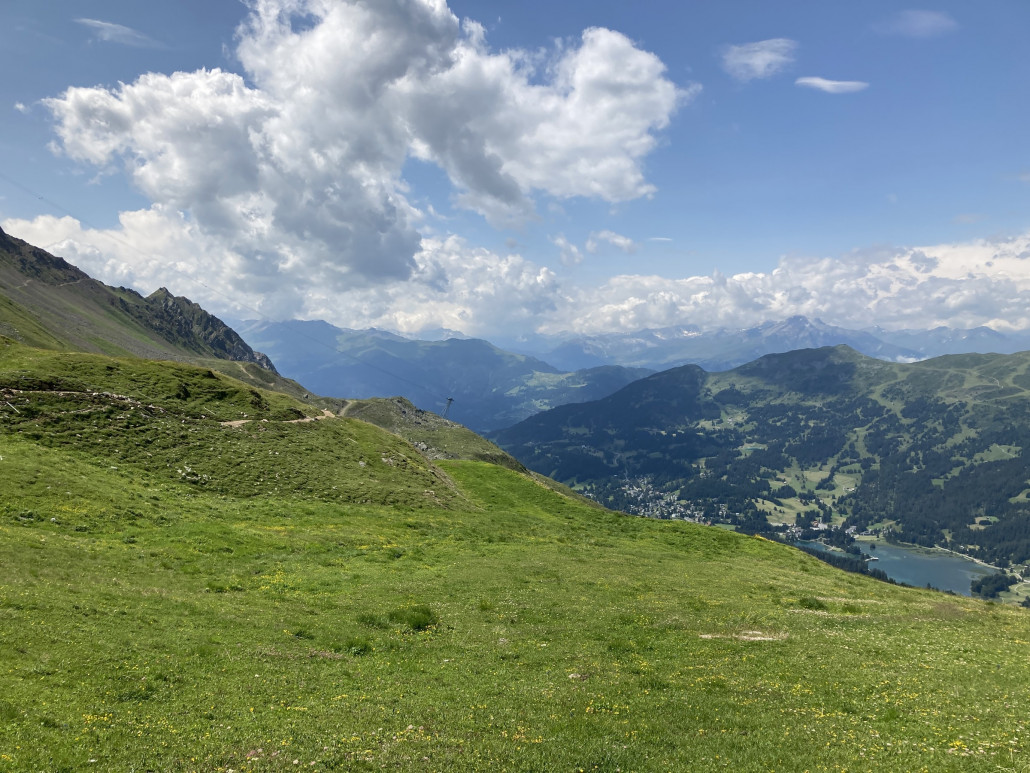 Im Winter würde man an dieser Stelle auf der Piste 21a (Weisshornmulde) stehen.