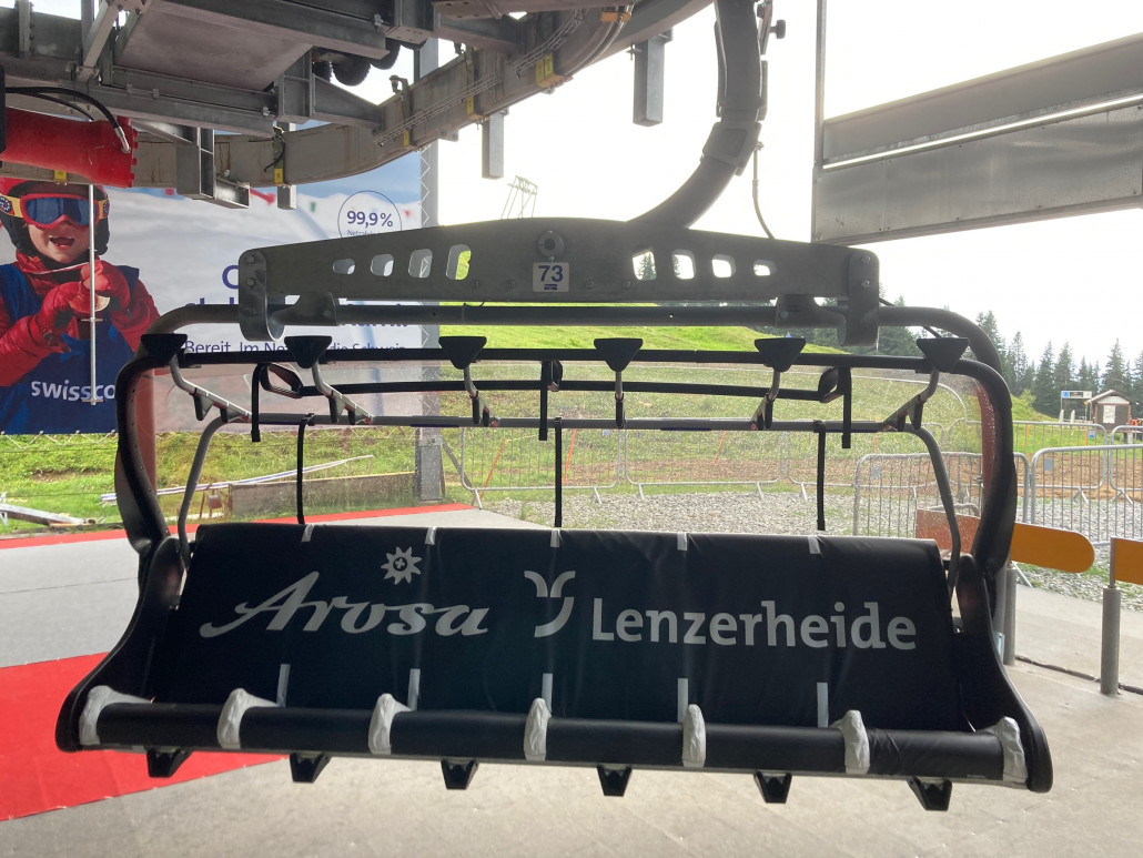 Neuer Sechsersessel mit Haube und schwarz-weissem ALH-Posterschutz für den Sommerbetrieb