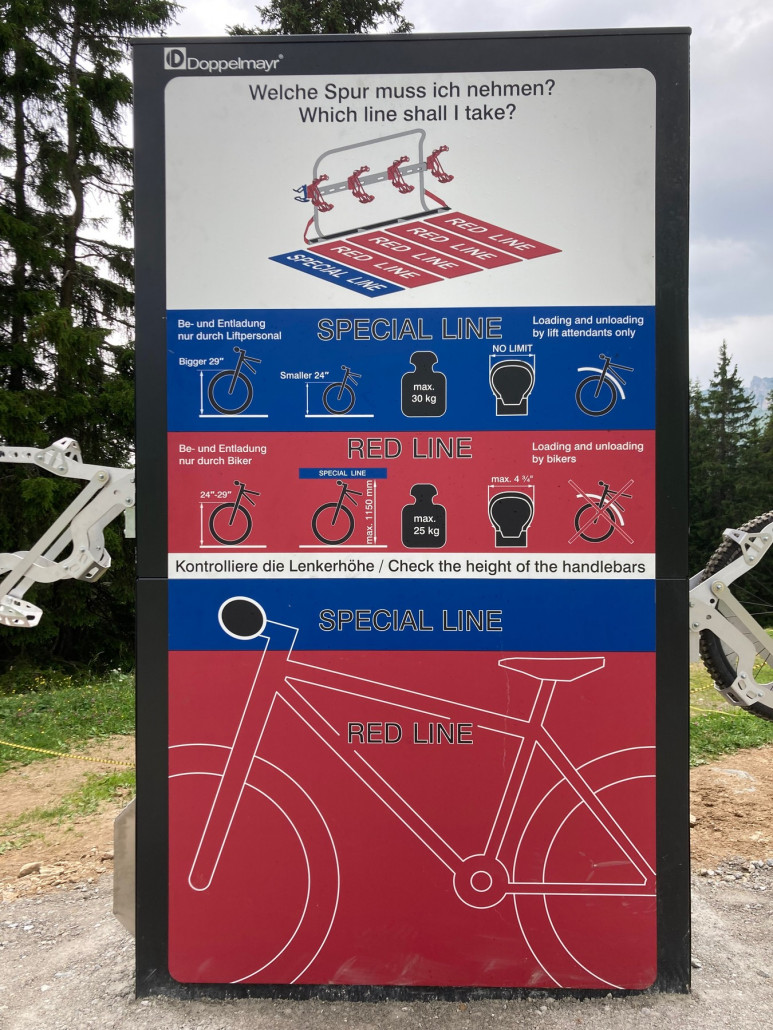 Manual-Board für die neuen Bike-Anhängevorrichtungen im Zutrittsbereich der Talstation