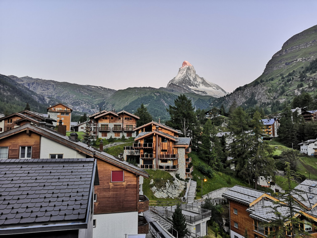 3 Minuten später strahlt die Spitze des Matterhorns bereits in der Sonne.