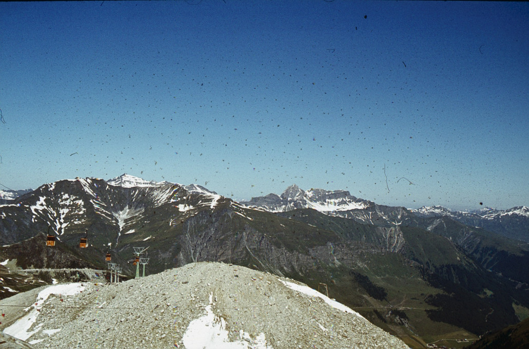 Am Tuxer Fernerhaus mit den beiden Bahnen zu ebendiesem. Interessant ist auch die Holzstütze an der Kuppe... Materialseilbahn, Stromleitung, ... ?