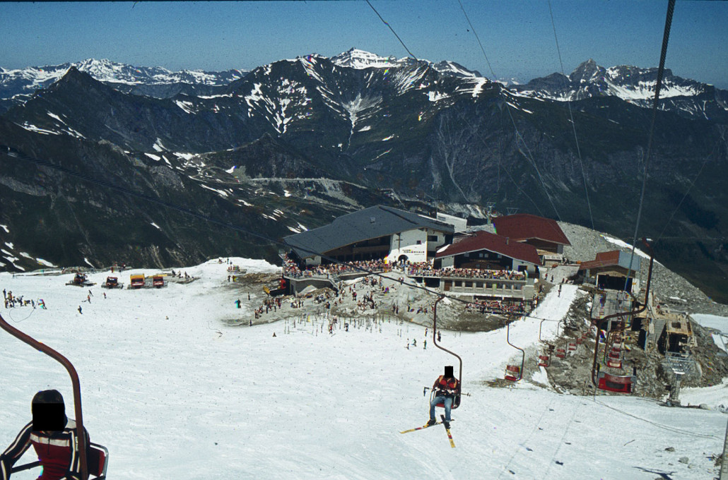 1-CLF Gefrorene Wand mit Blick auf das Tuxer Fernerhaus. Man beachte die gerade im Bau befindliche DSB Gefrorene Wand 3a!