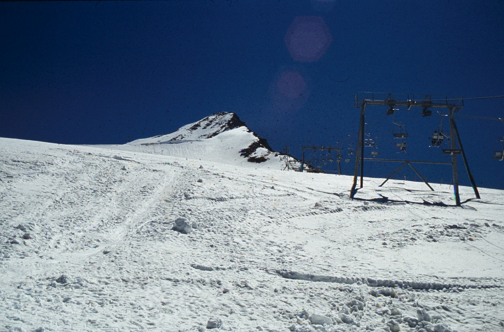 DSB Gefrorene Wand 3b noch ohne den 2-SL Gefrorene Wand 4 (Baujahr 1988). Ganz im Hintergrund kann man noch die Stütze zwischen der letzten Gletscherstütze und der auf der Kuppe erkennen, von der heute nur noch das Fundament übrig ist.