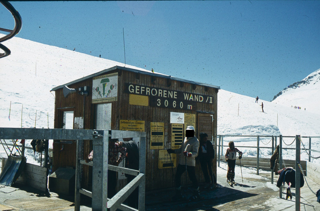 Talstation der DSB Gefrorene Wand 3b. Man beachte den damaligen Pisten- und Gletscherverlauf im Sommer zu der Jahreszeit im Vergleich zu heute, währenddessen das Talstationsgebäude 40 Jahre später immer noch (fast) genauso ausschaut wie damals :)...