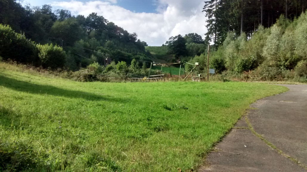 Talstation mit aus Talsicht rechter Piste "Kanonenrohr"