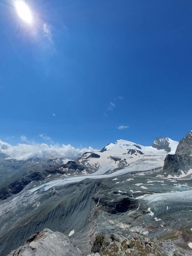 Glacier-Trail verläuft über die 2 Zungen hin zur Britannia. Das Klein-Allalin ist dann nur wenig höher und bietet diese grandiose Aussicht.