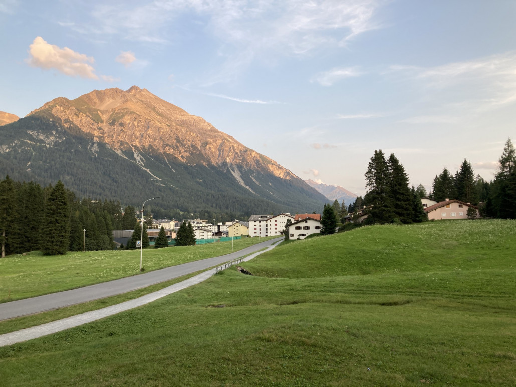 Lenzerhorn im Abendrot, im Vordergrund das Dorf Lenzerheide