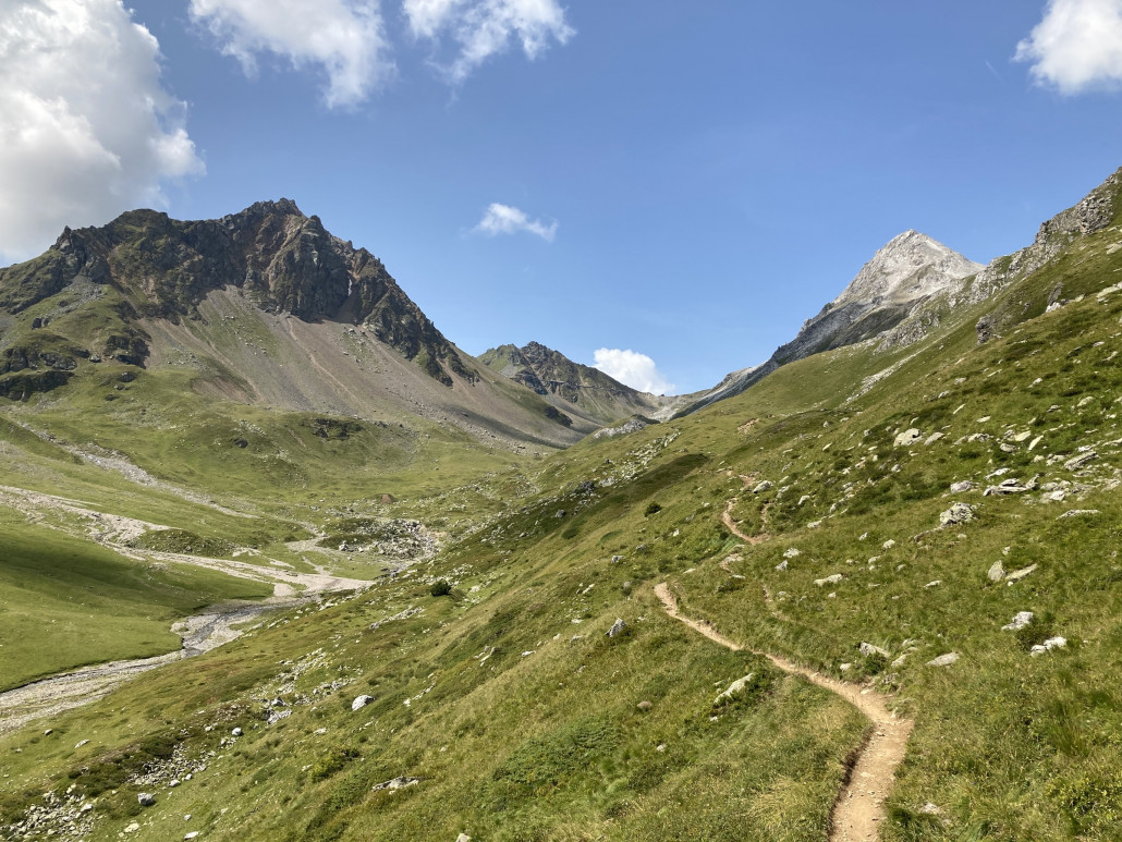 Blick zurück. Am Talende ist die Pistengalerie der Rothornpiste zu erahnen.