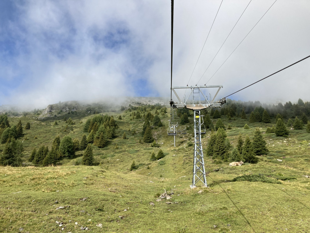 Erste Bergfahrt mit der kuppelbaren Dreiersesselbahn Scalottas. Der Nebel lichtet sich.