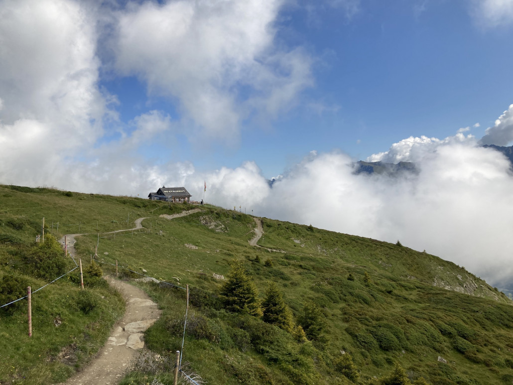 June Hütte vor einer Wolkenkulisse