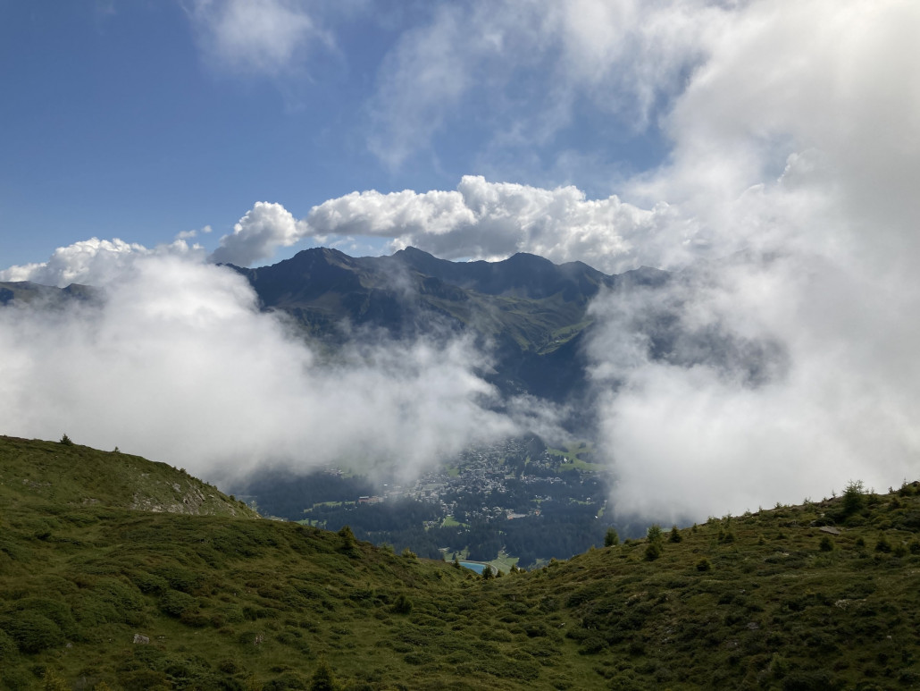Blick über das Dorf Lenzerheide zur Alp Sanaspans auf der gegenüberliegenden Hangseite (da, wo ein Gebäude oberhalb der Waldgrenze zu erkennen ist). Im Verlaufe des Tages werde ich dort noch durchkommen.