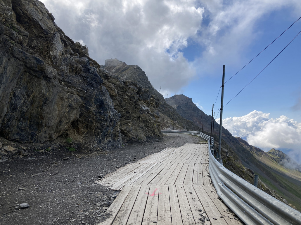 Wegverlauf nach der Galerie. Rechts oberhalb der Antenne befindet sich die Bergstation der Rothornbahn.