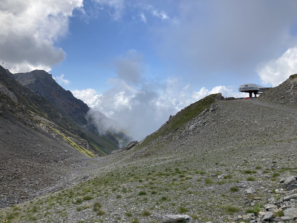 Bergstation der KSB Weisshorn Speed. Die Sommerhauptsaison ist bereits wieder vorbei. Daher läuft die Sesselbahn im Moment nur noch am Wochenende.