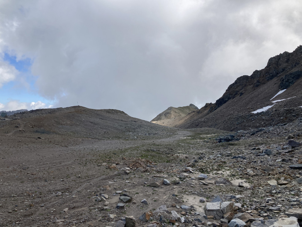 Kurz unterhalb des Rothorngipfels. Im Vergleich mit der Westseite ist es hier deutlich alpiner. Durch die Ebene führt im Winter die schöne Piste 21.