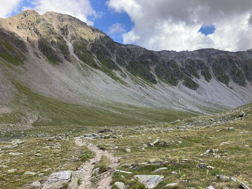 Nach etwa 200 Höhenmetern beginnt der eigentliche Trailspass: Weg von der wenig interessanten Strasse auf einen technischen und naturbelassenen Singletrail.