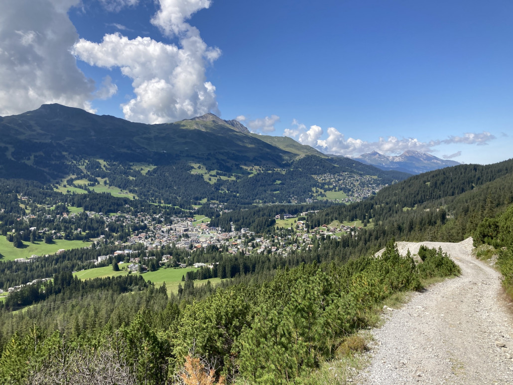 Für mich eine ungewöhnliche Perspektive auf die Lenzerheide. Am Hang im Hintergrund ist Valbella zu sehen.