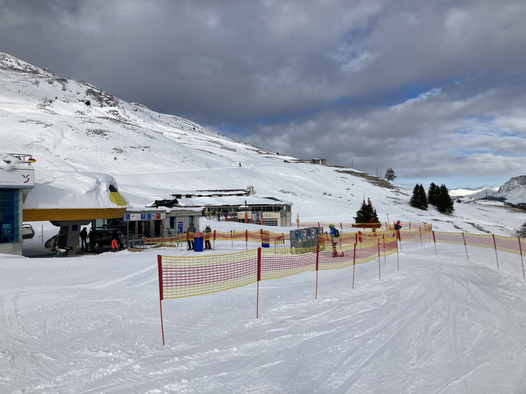 Sesselbahn Lavoz zu Beginn der letzten Saison. Es liegt noch wenig Schnee.