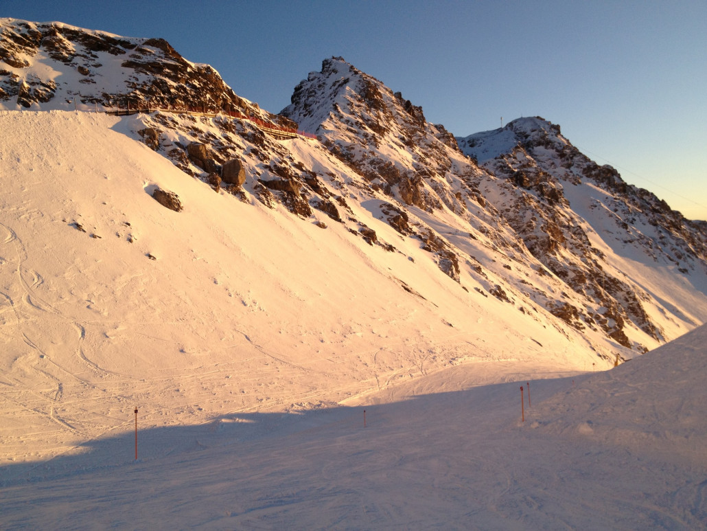 Blick auf die Piste 21a kurz nach der Bergstation der Sesselbahn Weisshorn Speed