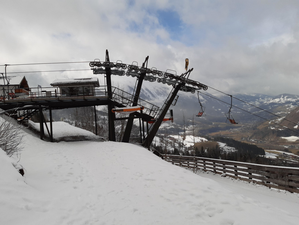 Trippel-Stütze in Nähe von Bergstation.