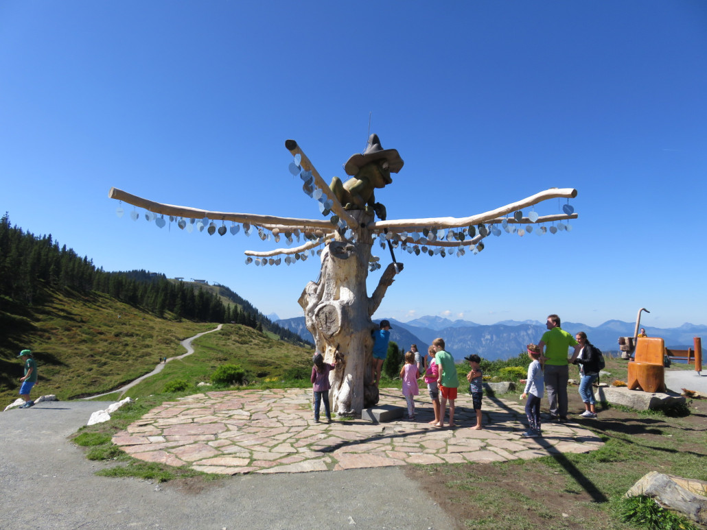 Der neue Wunschbaum bei Ellmi, hat mit dem diesjährigen Rätsel zu tun