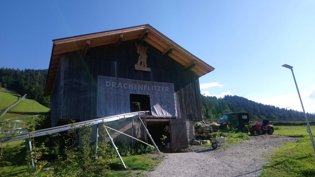 Der Coaster geht am Ende durch einen Heustadel, schön gemacht