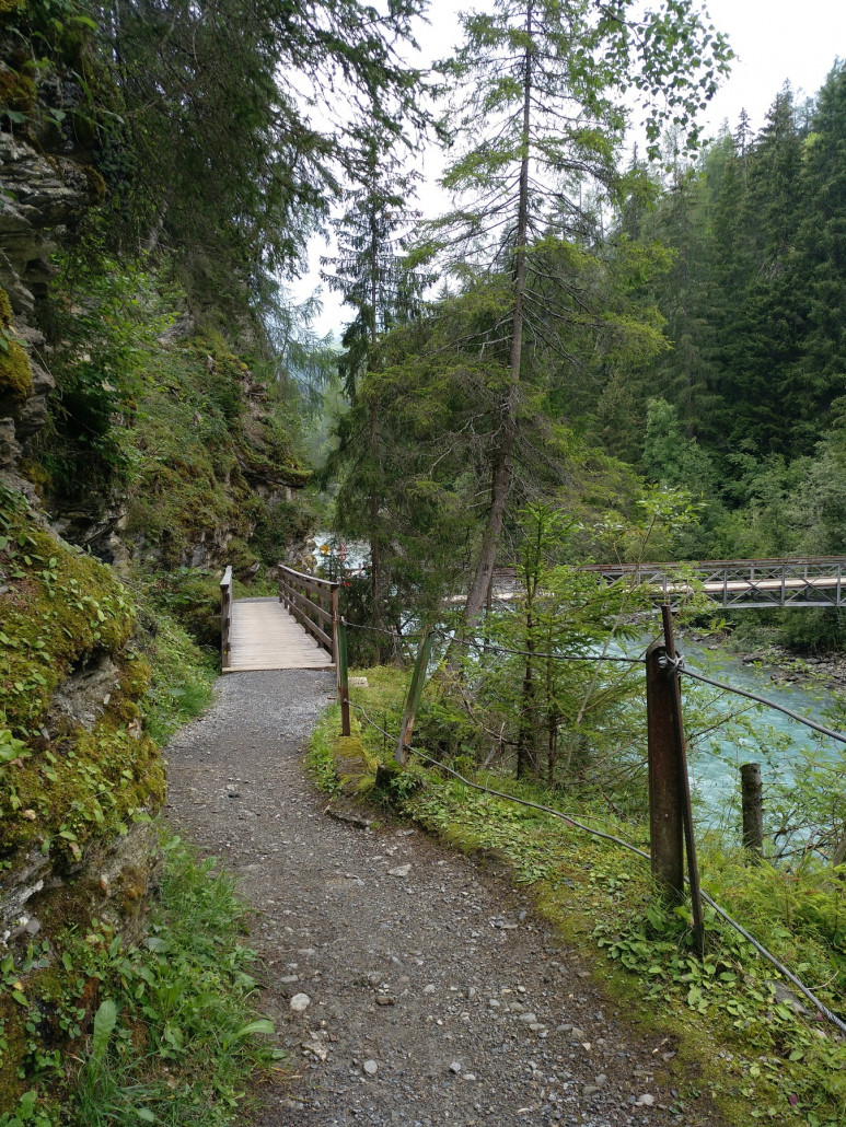 Brücke mit Weg am Inn entlang
