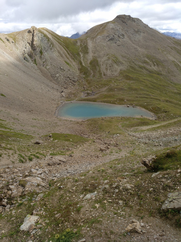 Abstieg vom Piz Minschun mit Blick auf Piz Clünas und dessen Abfahrt