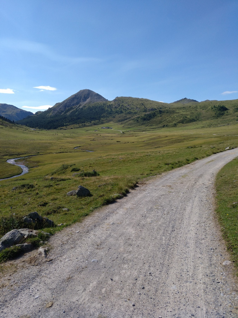 Weites Tal mit Blick auf Alp Astras