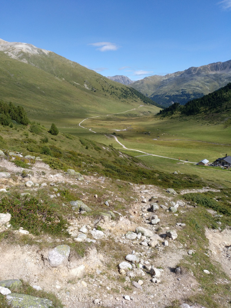 Beim Aufstieg mit Rückblick zur Alp Astras